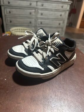 New Balance Kids Black and White Low-Top Sneaker Pair